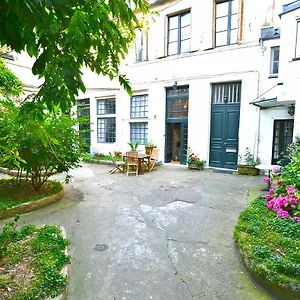 Fenetre Sur Cour , Paris France